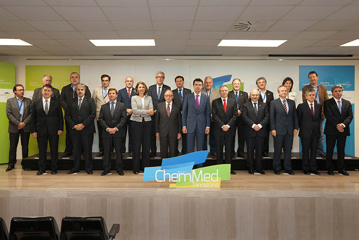 Representantes ministeriales, máximos directivos de Feique, agentes del territorio implicados en el Cluster y dirigentes de ChemMed Tarragona en foto de familia realizada durante la visita