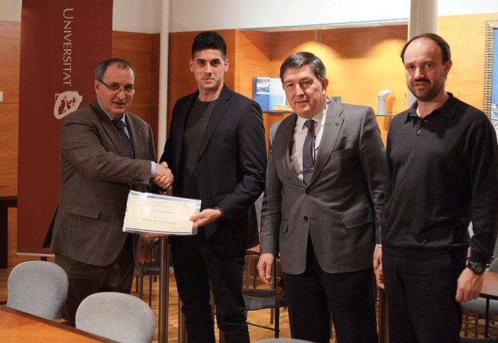 De izquierda a derecha, Miguel Muñoz, responsable del Centro de Producción de Clariant Tarragona; Enrique Martínez de Peón, ganador del premio; Josep Antón Ferré, rector de la URV, y Josep Bonet, director del ETSEQ 