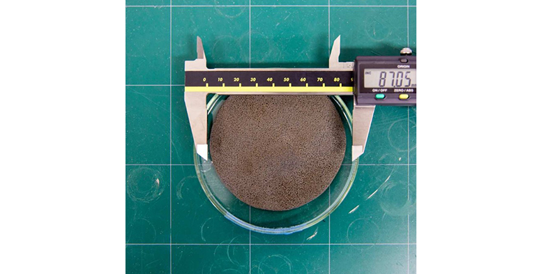 Un electrodo de níquel y cobalto reduce un 99 % el coste de los materiales para producir hidrógeno verde