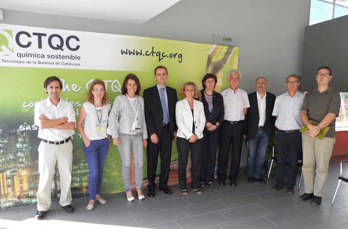 Un momento de la visita del director general de Industria, Antoni M. Grau (en el centro de la imagen), a CTQC