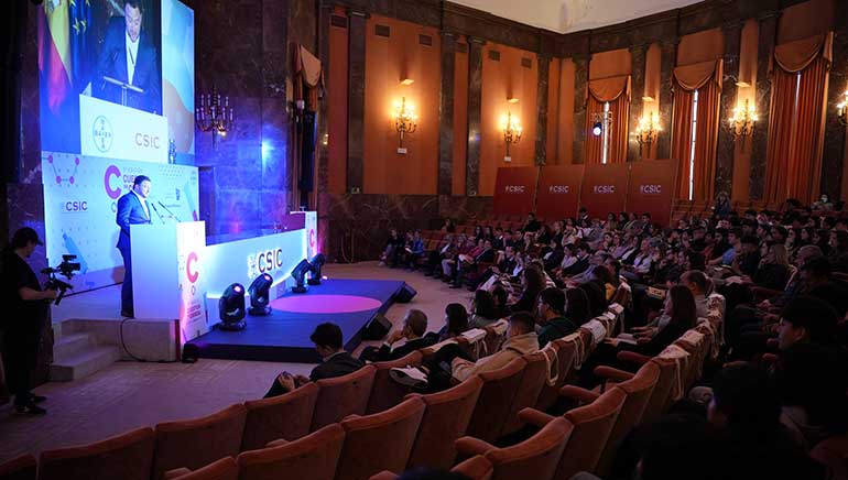 El joven Rodrigo Díaz del Sol, de Mieres, Asturias, primer premio de la Gala Final del concurso de monólogos científicos de Bayer