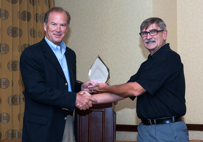 Jim Nyquist, presidente de Process Systems and Solutions, de Emerson Process Management (izquierda) recibe el Premio de Seguridad 2013 de manos de William Goble, socio principal de exida