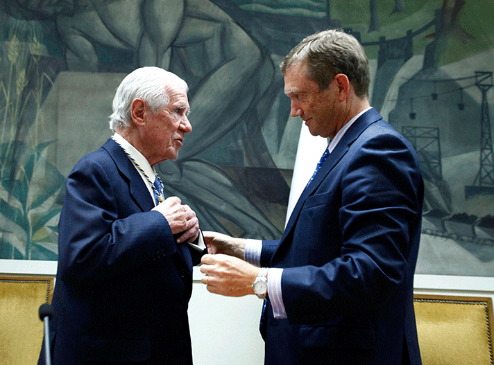 Enrique de Sendagorta (izquierda) en el momento de recibir el galardón de manos de Manuel Moreu