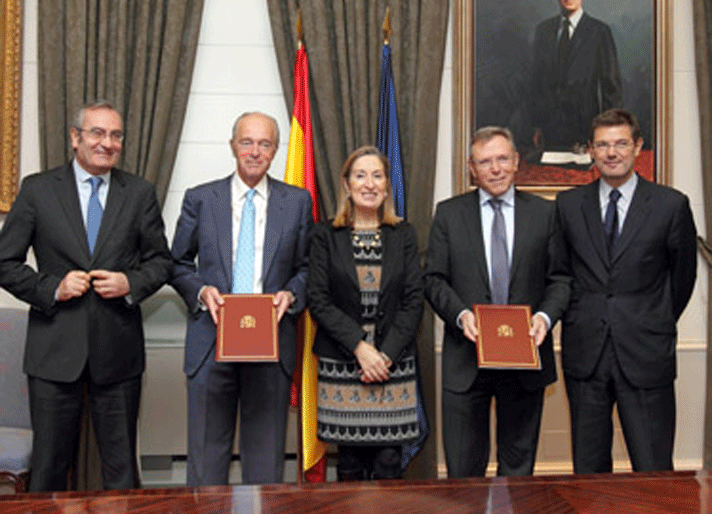 La ministra de Fomento, Ana Pastor, flanqueada por el presidente de ADIF, Gonzalo Ferre Moltó (izquierda), y el vicepresidente de Feique, Anton Valero i Solanellas