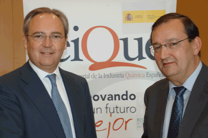 El acuerdo fue firmado por el presidente de Feique, Luis Serrano (derecha) y el director general de Euro-Funding, Andrés Rodellas