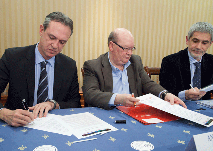 De izquierda a derecha, el Director General de FEIQUE, Juan Antonio Labat; el secretario general de FITAG-UGT, Antonio Deusa, y el secretario general de FITEQA-CC.OO, José Luis Montesinos