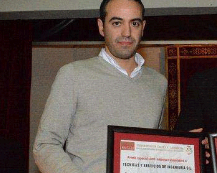 Rubén Ramírez Vázquez, director comercial de TSI, en el momento de recibir el premio