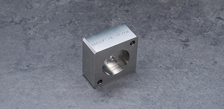 Grabado láser integrado para mejorar la producción de piezas torneadas CNC