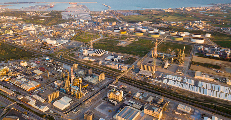 Catalunya se asegura la conexión eléctrica para descarbonizar el polígono petroquímico de Tarragona