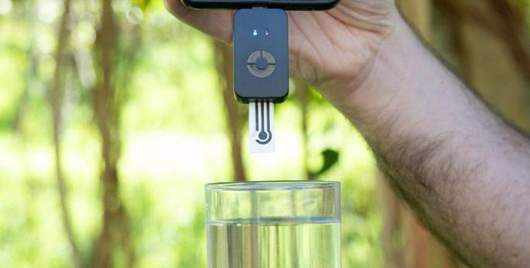Un sensor portátil conectado al móvil detecta PFAS en el agua sin necesidad de recurrir al laboratorio