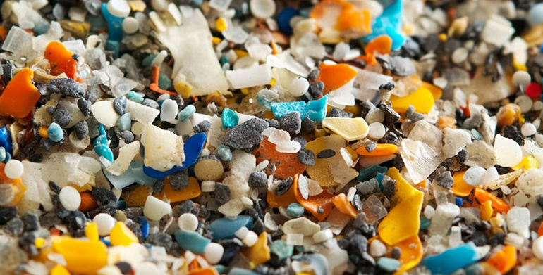 Los microplásticos producen nuevas moléculas químicas bajo la acción de la luz solar