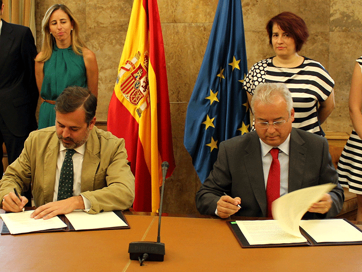 El acuerdo fue rubricado por el Secretario de Estado de Medio Ambiente, Federico Ramos (izquierda), y por el director general de PlasticsEurope en la región ibérica, Manuel Fernández.