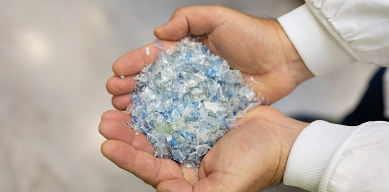Proceso de tratamiento y gestión de una botella PET hasta su conversión en materia prima reciclada
