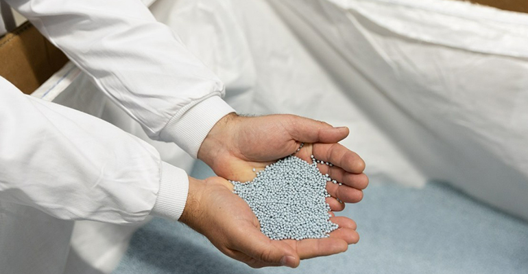 Plastipak fabrica botellas de PET utilizando materia prima en formato de escamas