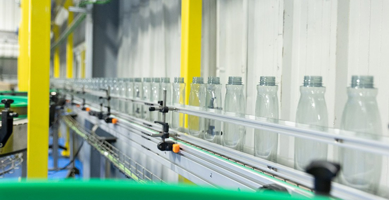 Proceso de tratamiento y gestión de una botella PET hasta su conversión en materia prima reciclada