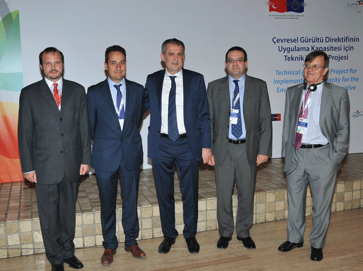Juan Manuel López (segundo a la derecha de la imagen) junto a responsables de la Embajada española en Turquía, UE y Gobierno turco