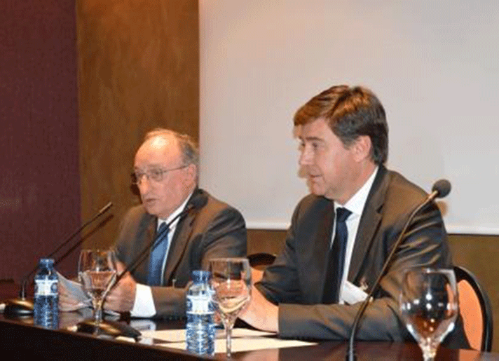 Imagen de la clausura del evento a cargo de Jesús Loma-Ossorio, presidente de la AEQT (izquierda), y Jordi Agustí, director de la Agencia Catalana del Agua
