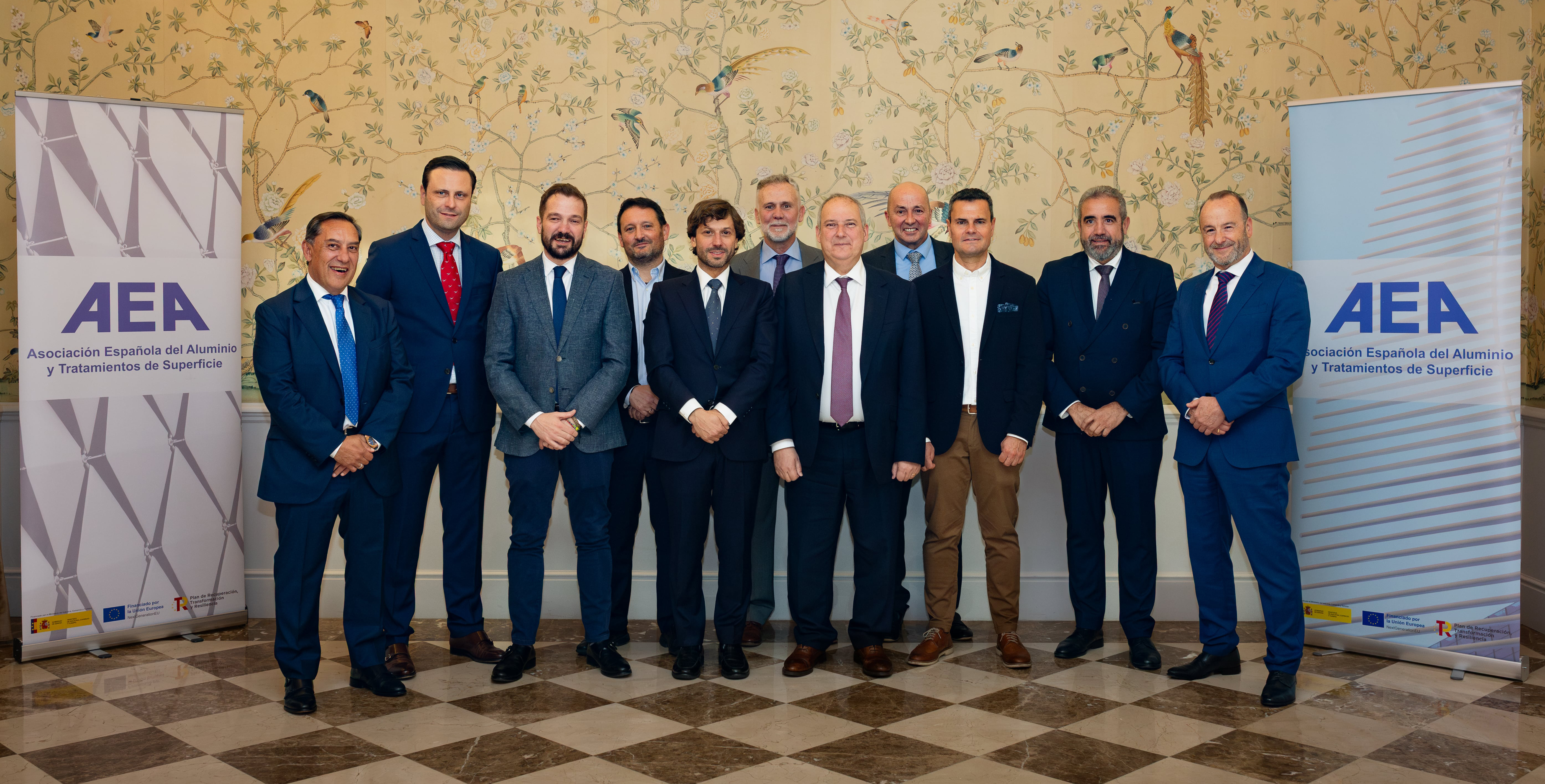 La patronal del aluminio se reúne con el Ministro de Industria y Turismo para abordar los desafíos del sector 