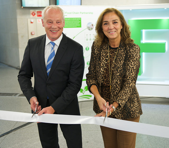 Rainer Krause y Carmen Vela en el momento de la inauguración