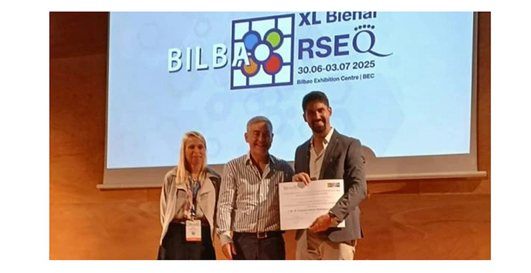 La XL Bienal premia a Francisco Javier Rodríguez como Mejor Investigador Nobel de Química de Productos Naturales