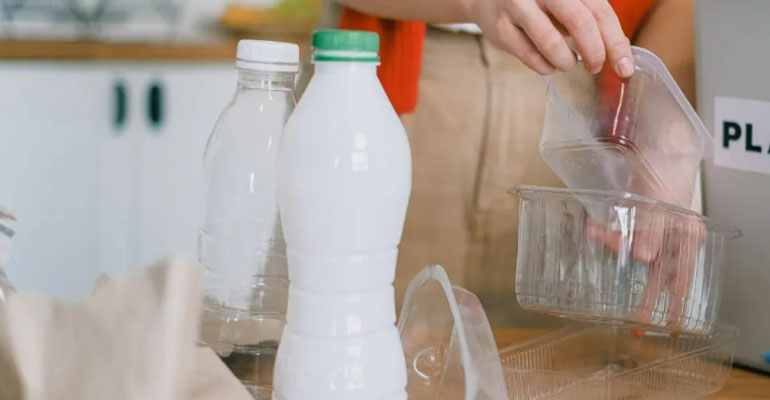 Se desarrolla un sistema que captura CO2 y lo convierte en material para hacer plástico biodegradable
