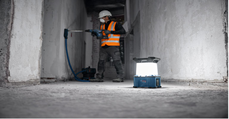 Bosch Professional presenta su gama de soluciones de iluminación para sectores industriales