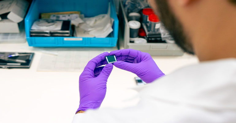 Desarrollan el ´espejo nanométrico´ para mejorar la eficiencia de células solares ultrafinas