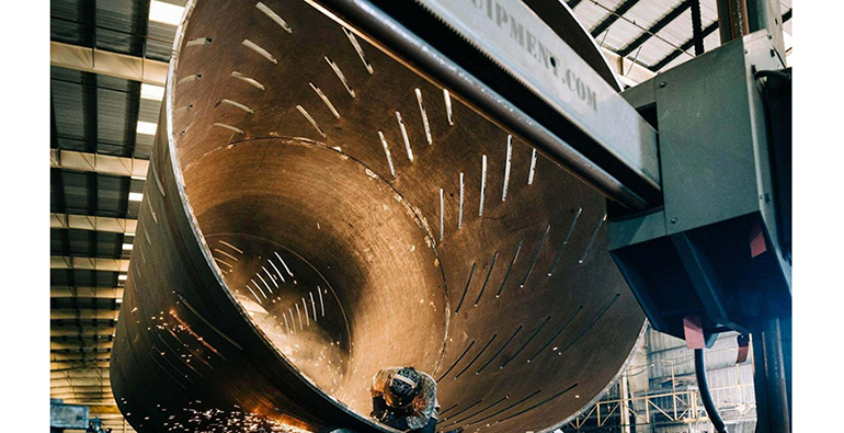 Las máquinas de laminación de placas ayudan a un taller de acero estructural a manejar el trabajo grande y pesado
