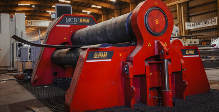 Las máquinas de laminación de placas ayudan a un taller de acero estructural a manejar el trabajo grande y pesado