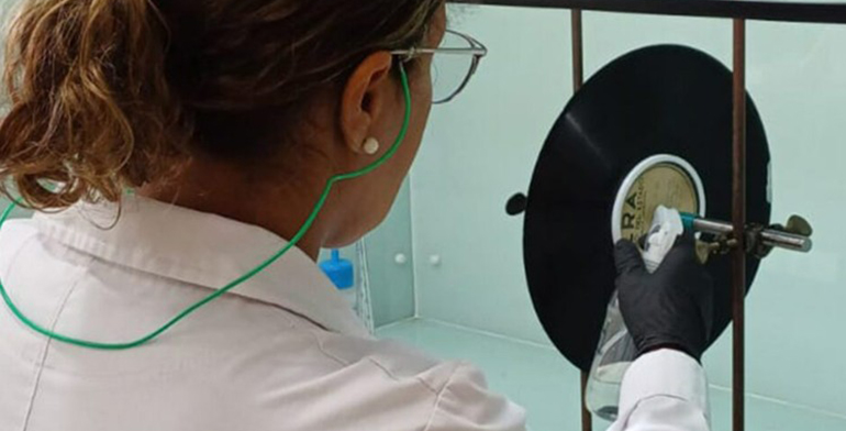 Científicos del CONICET elaboran una formulación química para restaurar documentos sonoros analógicos 