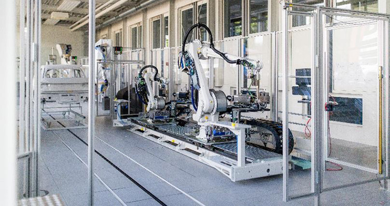 Dürr amplia su centro de formación con la incorporación de una célula robotizada de sellado