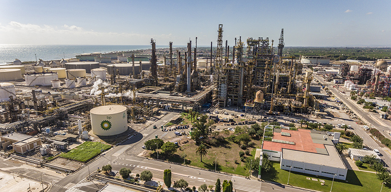 La refinería de bp en Castellón consolida su papel económico y social con más de 1.000 millones de inversión en 10 años