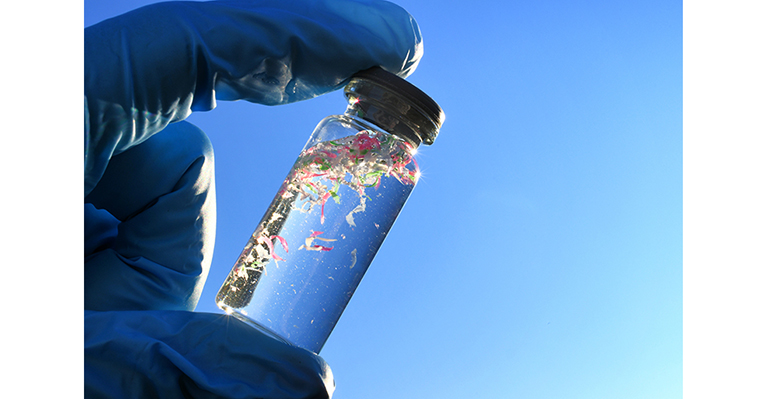 La Universidad de Murcia patenta una tecnología con líquido iónico para eliminar nanoplásticos del agua 