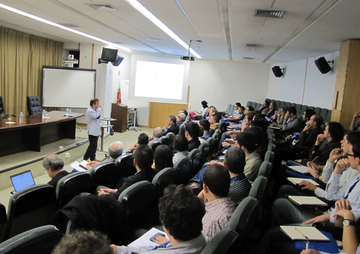 Intervención de uno de los ponentes el día 7 de noviembre, en el transcurso del I Workshop en Ingeniería Química