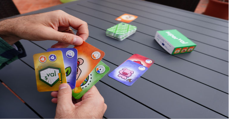 Aprender química con un juego de cartas