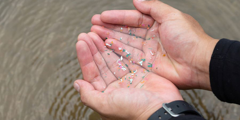 IMDEA Energía crea un nuevo método para eliminar microplásticos del agua