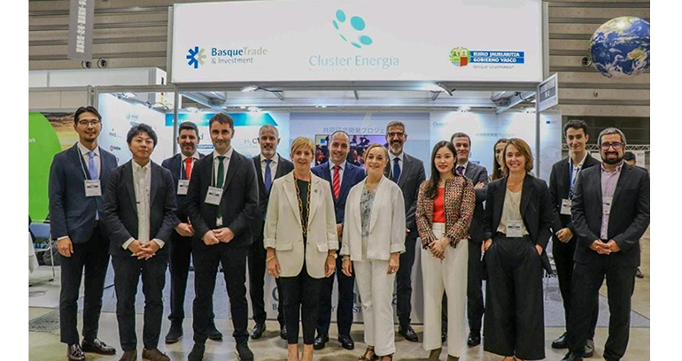 La consejera Arantxa Tapia visitó el stand del Cluster de Energía en el marco de la Renewable Energy Industrial Fair de Japón