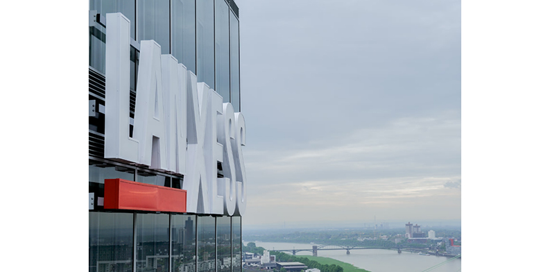 LANXESS mejora sus resultados mientras avanza en la descarbonización de su producción con hidrógeno