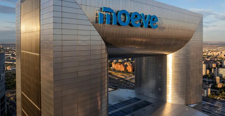 Moeve instala el logo con mayor altura en la capital de España