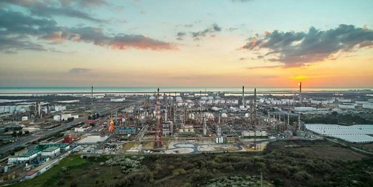 Moeve y Exolum finalizan el poliducto que conectará el puerto de Huelva con el parque energético La Rábida