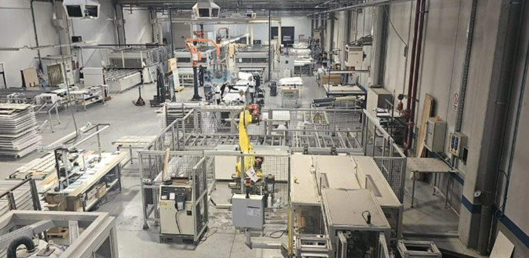 Jordi Hereu destaca la innovación de Onyx Solar en su visita a la fábrica de Ávila