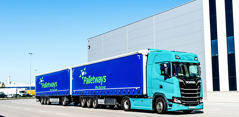 Palletways refuerza su capacidad operativa en Galicia con el primer duotrailer de Vía Galicia Transportes