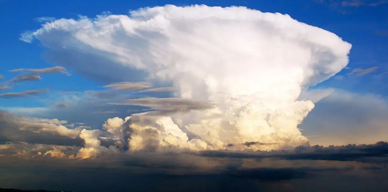 Un estudio revela que la luz solar transforma los microplásticos en nubes químicas invisibles