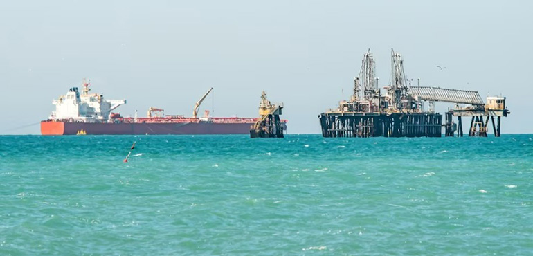 La variabilidad del petróleo impacta en costes, contratos y la disponibilidad operativa en el transporte terrestre y aéreo
