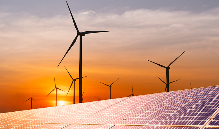 La industria fotovoltaica y eólica aportan más de la mitad de la capacidad en España en energías renovables