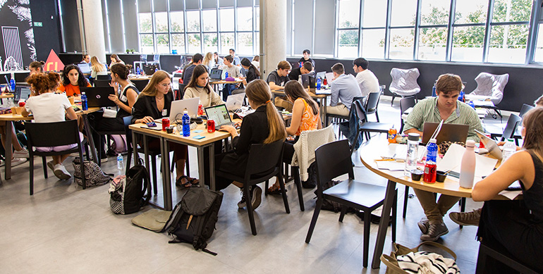 Sika lanza un “Reto anfibio” a los alumnos de Ingeniería Industrial en su concurso Hackathon 2025