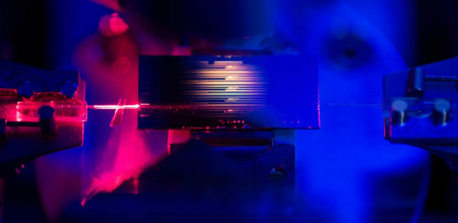 Investigadores físicos de Stanford crean un ´micro´ amplificador óptico que intensifica la luz hasta 100 veces