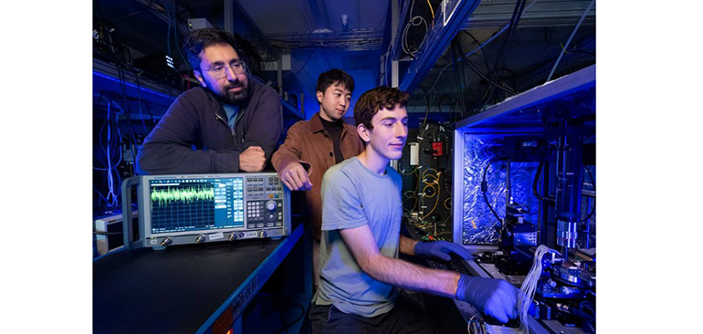 Investigadores físicos de Stanford crean un &acute;micro&acute; amplificador óptico que intensifica la luz hasta 100 veces