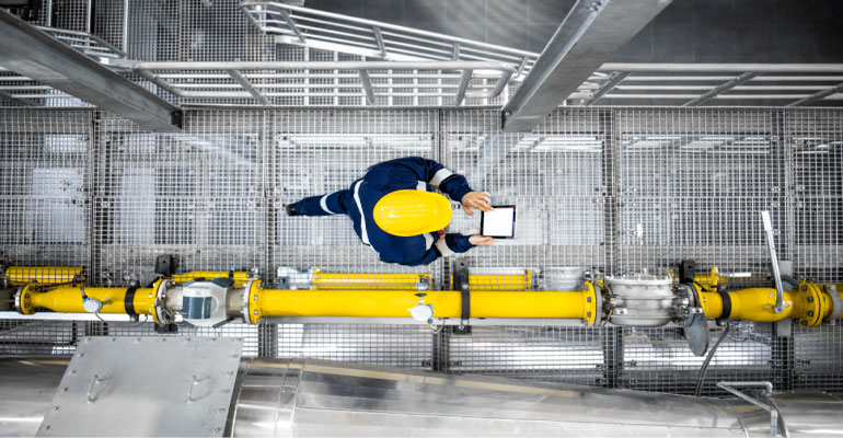 Elevación segura y continua en intralogística química: diseño y operación de transportadores elevadores